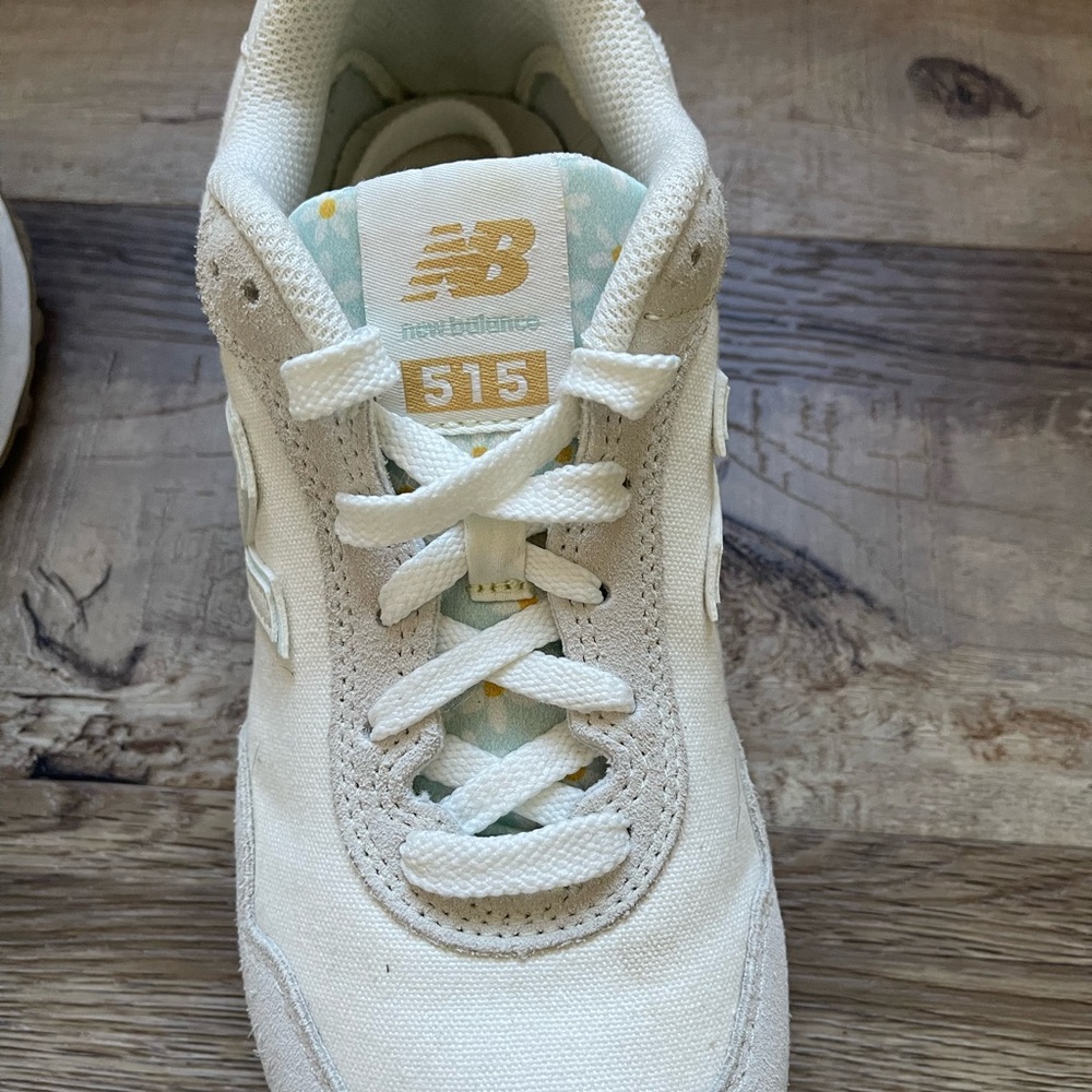 New Balance Cream Sneakers Daisies Woman’s 6.5